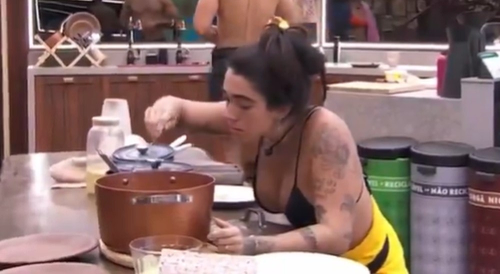 No BBB 24, Giovanna põe o talher usado na panela de comida: isso estraga o alimento? Confira