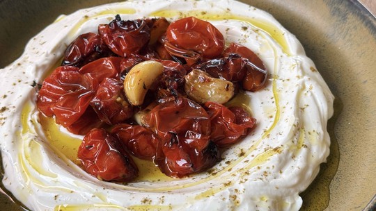 Labneh com tomate grape