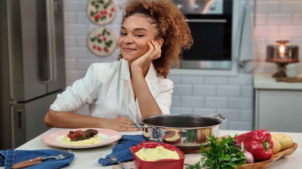 Gi Fernandes ensina receita de fígado bovino acebolado com purê de batatas — Foto: Sonia Schneiders/Receitas