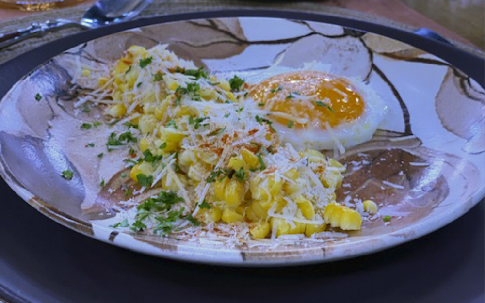 Milho cozido com manteiga e parmesão