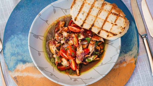 Salada morna de polvo