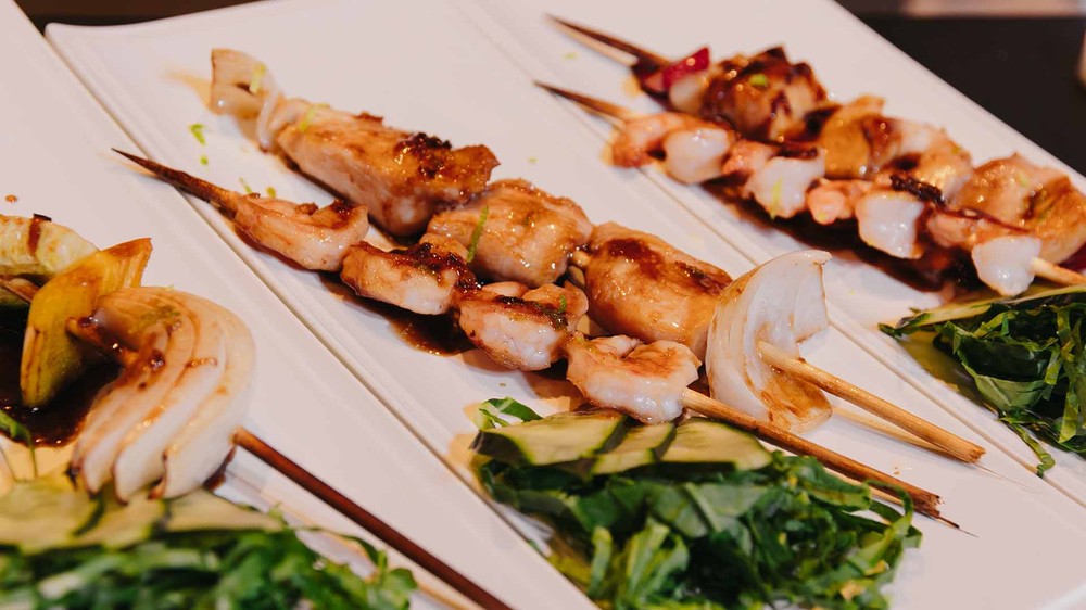 Robata de camarão com molho asiático