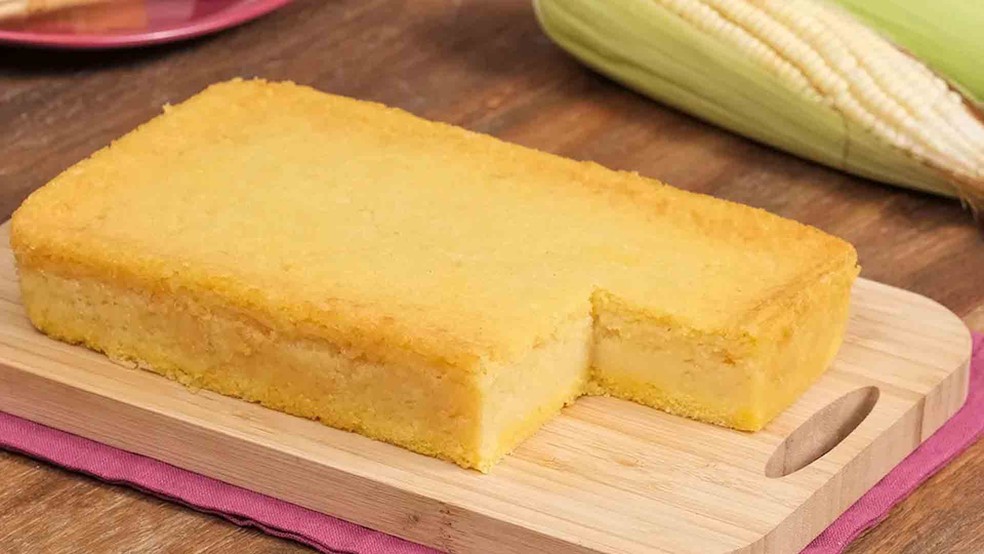 Bolo de milho cremoso inteiro — Foto: Receitas