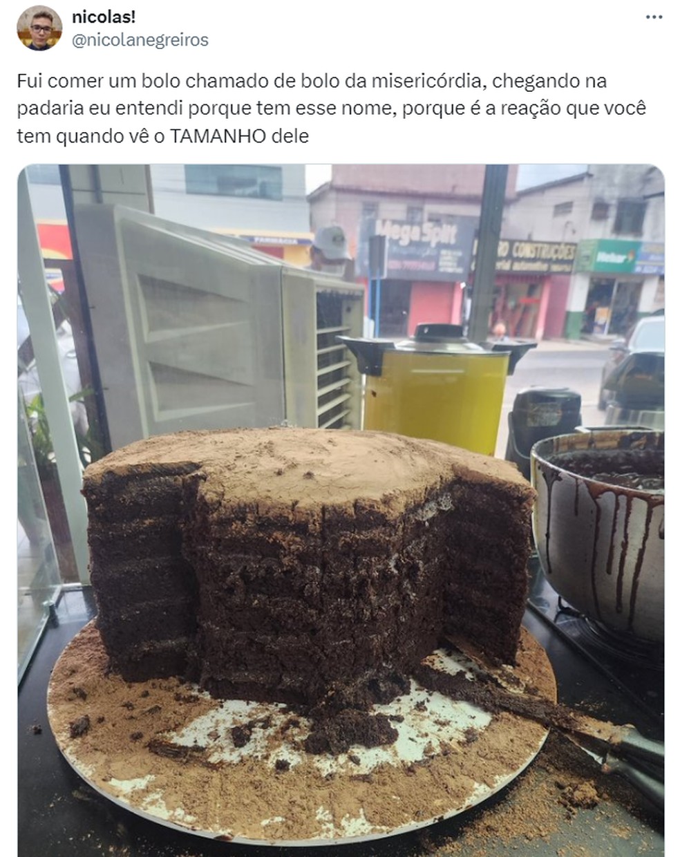 Internautas experimentam o bolo da misericórdia — Foto: Reprodução/Twitter