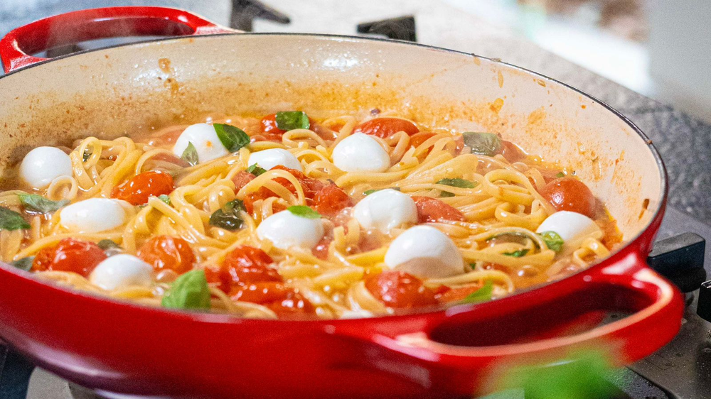 Macarrão caprese em uma panela só da Juju Guerra