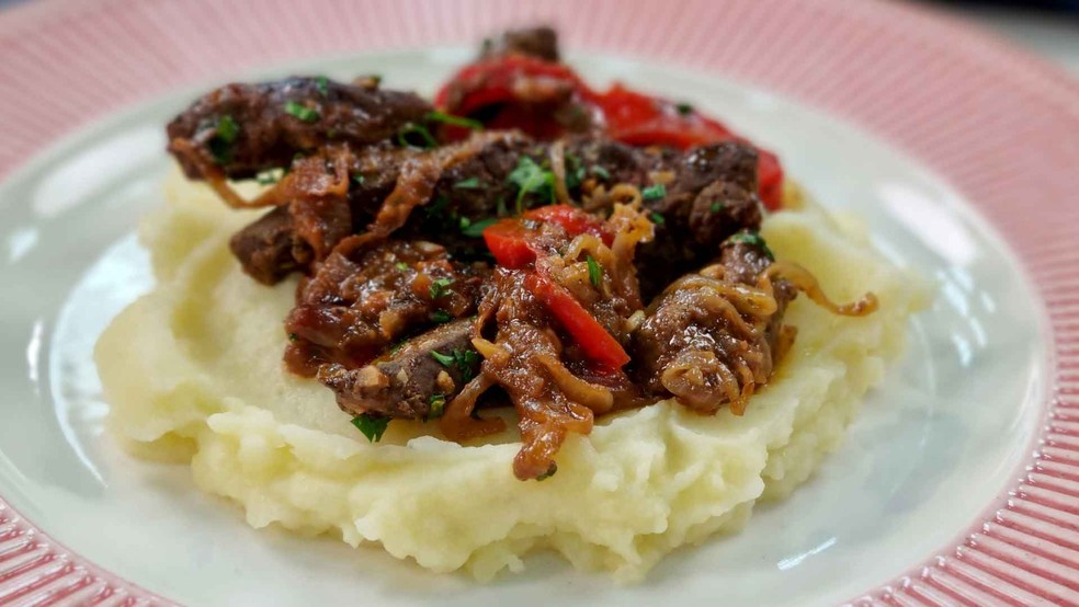 Fígado bovino acebolado com purê de batatas da Gi Fernandes — Foto: Sonia Schneiders/Receitas