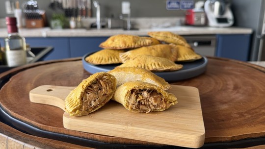 Pastel assado com recheio de frango, crocante e dourado