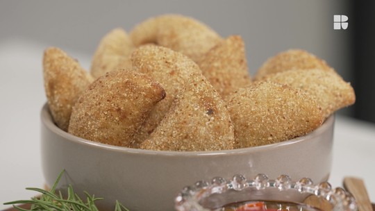 Risoles de frango cremosos, fritos e dourados.
