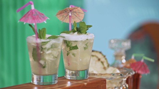 Fepa: drink com rum, abacaxi e água de coco