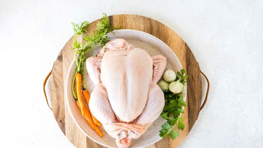 Saiba os riscos de lavar frango antes de cozinhar - Foto: (Reprodução Internet)