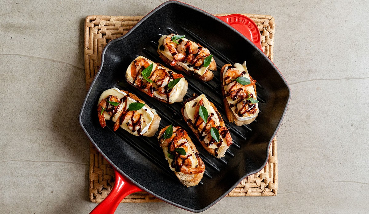 Bruschetta com camarões, pesto Rosso e creme de aceto balsâmico