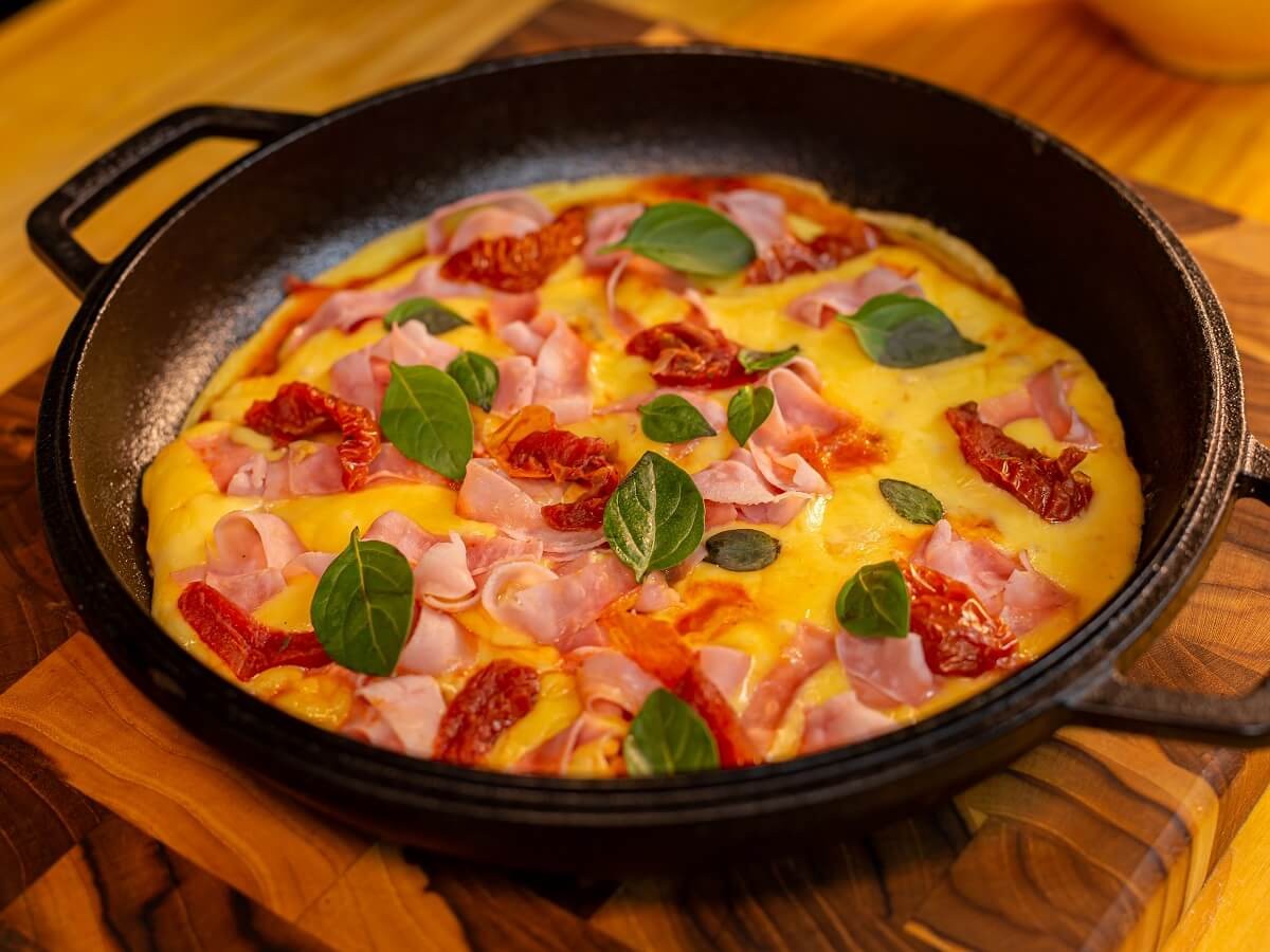 Pizza de frigideira sem glúten com presunto e queijo Receitas Sadia Receitas