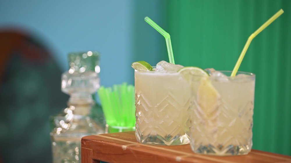 Moderninha: drink de cachaça, limão, mel e gengibre