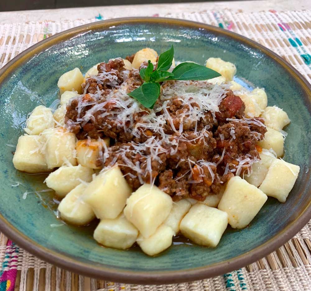 Nhoque com molho à bolonhesa