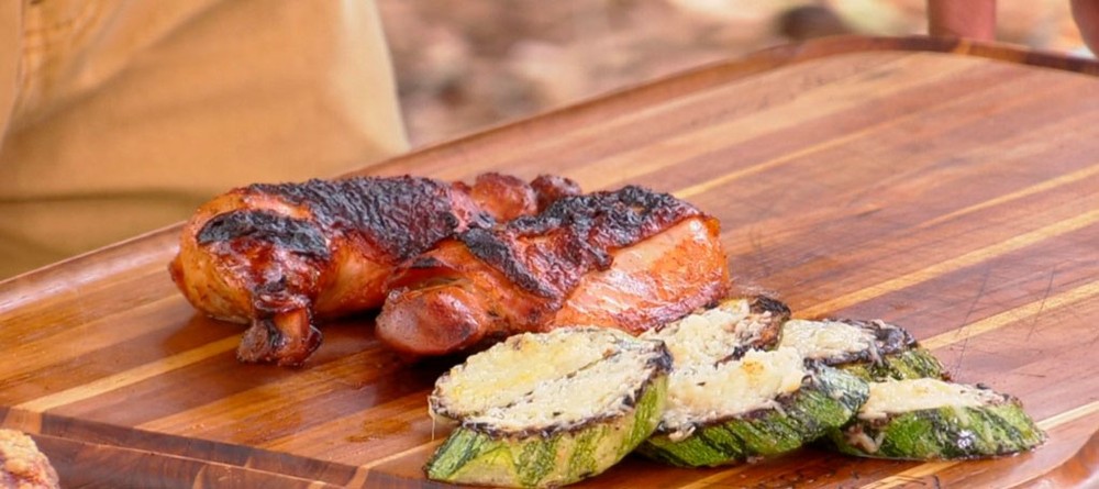 Frango agridoce com abobrinha e parmesão na brasa