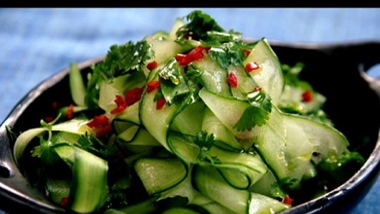 Salada tailandesa de pepino com molho de gengibre - Programa: Jamie Oliver 