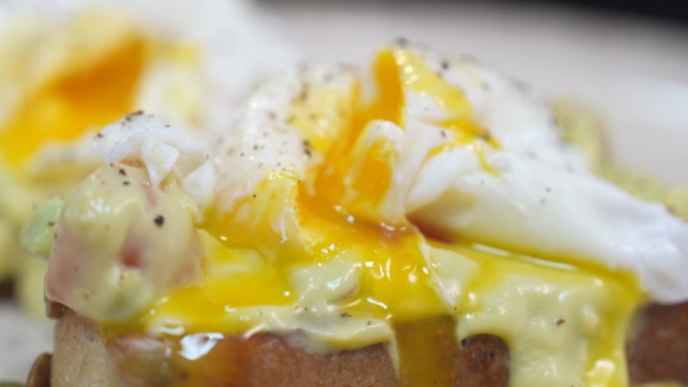 Toast de abacate com ovo poché