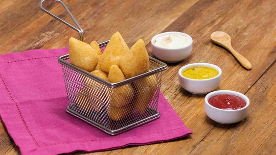 Coxinha de frango, salgado clássico de festa infantil.