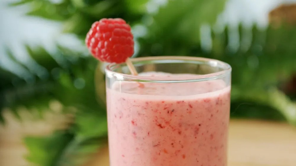 Bebida refrescante e nutritiva para o verão: vitamina de frutas com sorvete