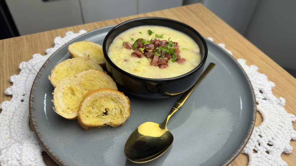 Delícia junina para dias frios: sopa de batata com bacon
