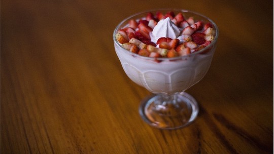 Mousse de A&ccedil;a&iacute; e Cupua&ccedil;u com crocante de baru e frutas frescas, pronto para servir