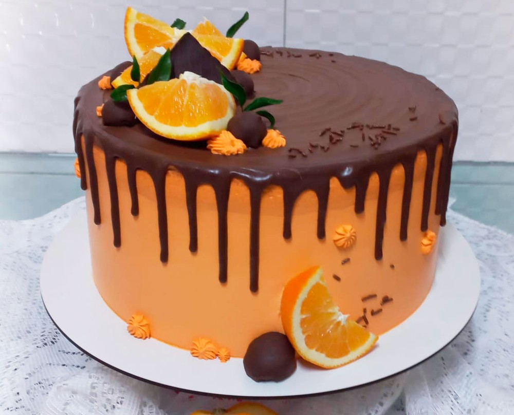 Bolo de laranja recheado com brigadeiro de chocolate