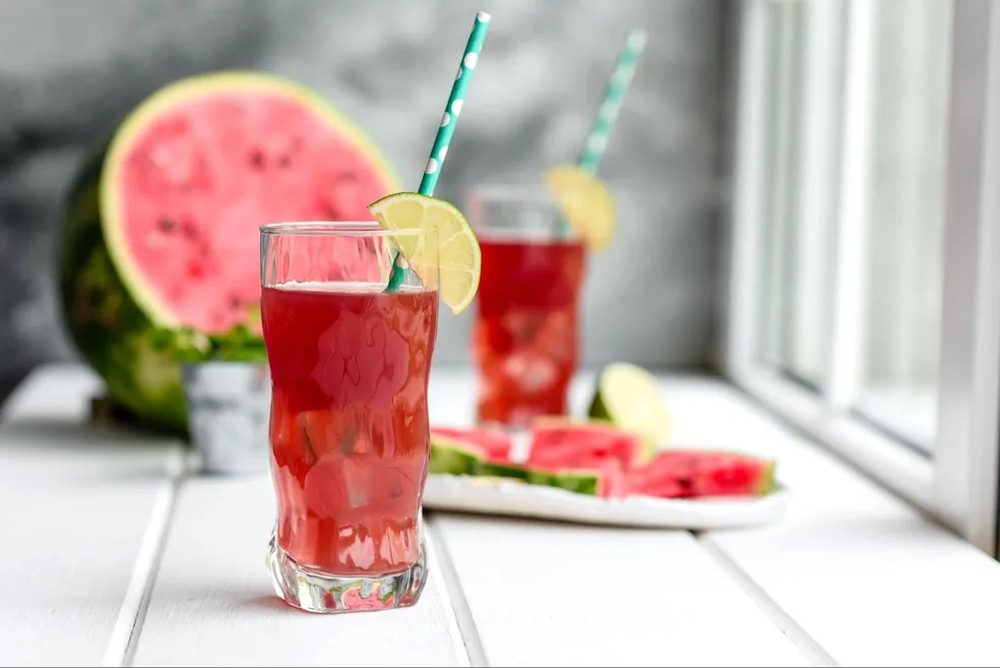 Suco detox revigorante: melancia, limão, chá de hibisco e de canela