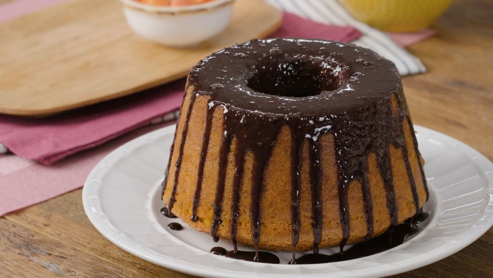 Bolo de cenoura de liquidificador com calda de chocolate — Foto: Receitas