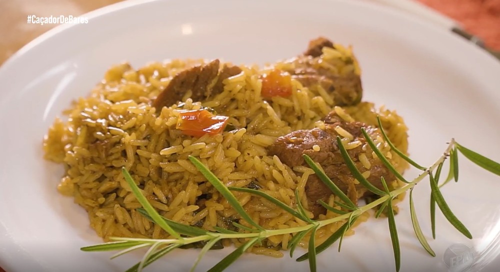 Caçador de Bares: Beto Moreira ensina uma receita de arroz com costelinha