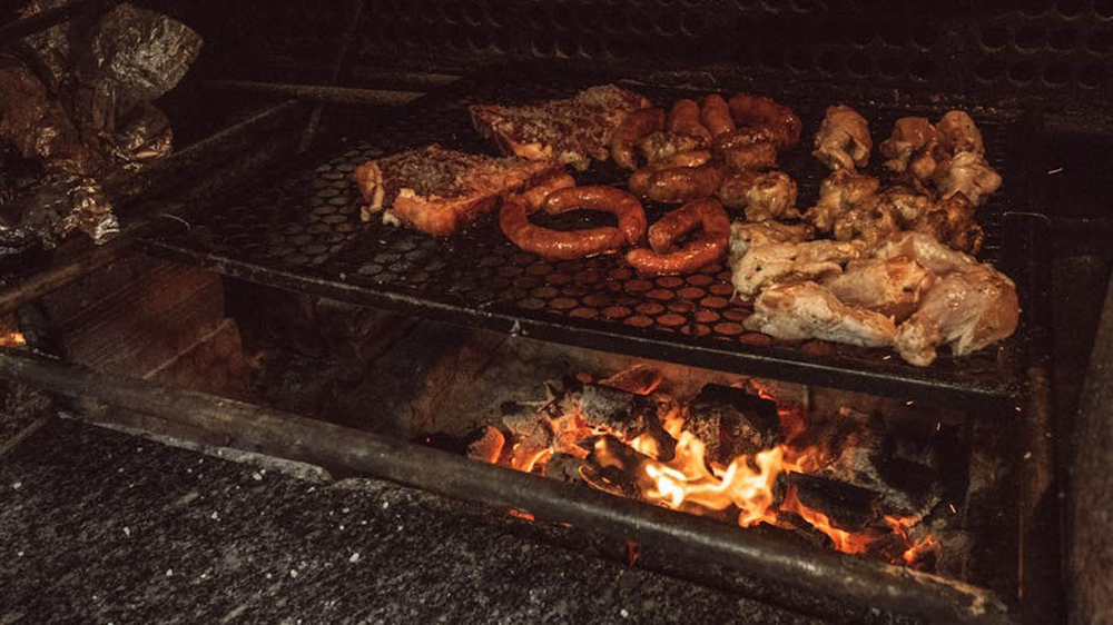 Como acender churrasqueira com segurança e evitar acidentes