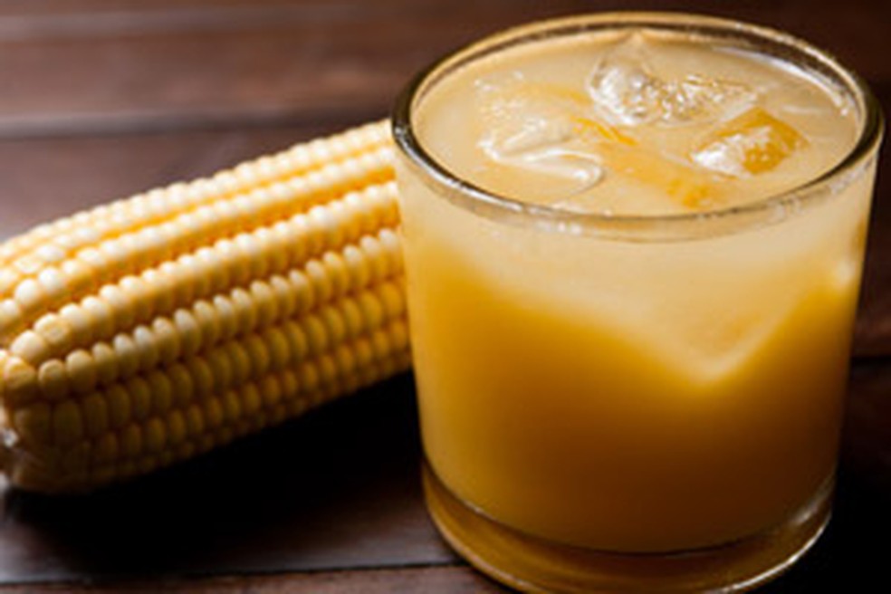 Caipirinha de milho: cachaça e muito gelo