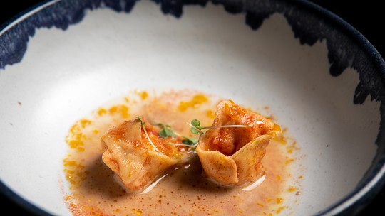 Capeletti de cavaquinha com caldo de cogumelos e água de tomate do chef Diogo Sabião
