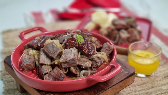 Carne de sol acebolada com cebolas caramelizadas