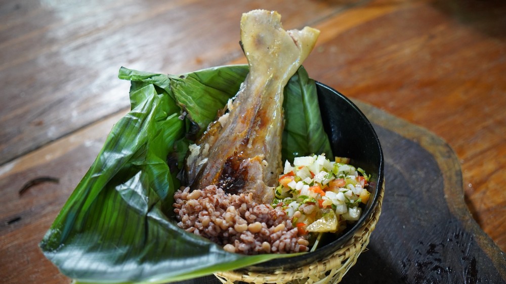 Peixe moqueado com vinagrete de mandiocaba
