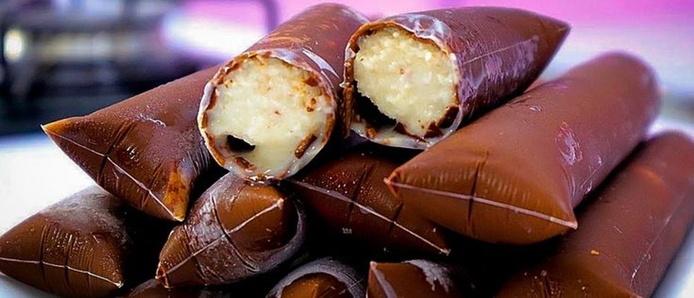 Geladinho de coco com casca de chocolate