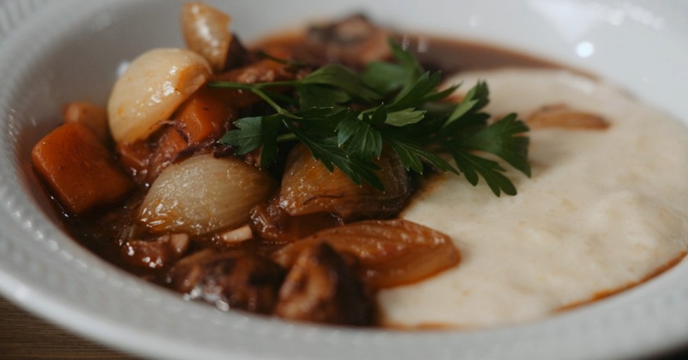 Bouef bourguignon com pirão de leite e queijo