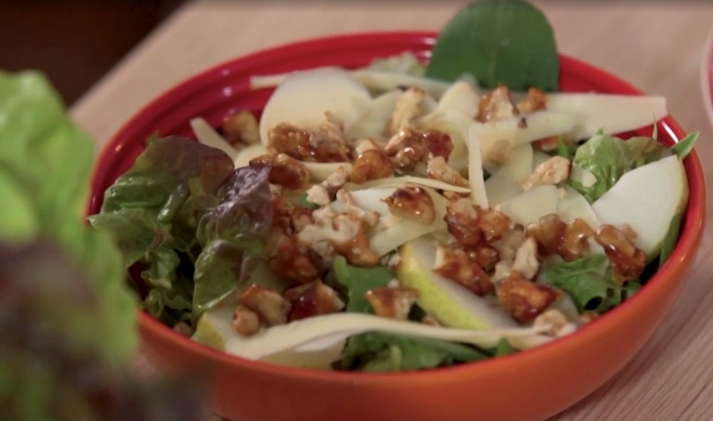 Salada de folhas com lascas de parmesão e nozes caramelizadas