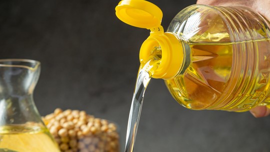 Óleo de cozinha reutilizado com aspecto escuro e espuma, indicando degradação e formação de substâncias nocivas.