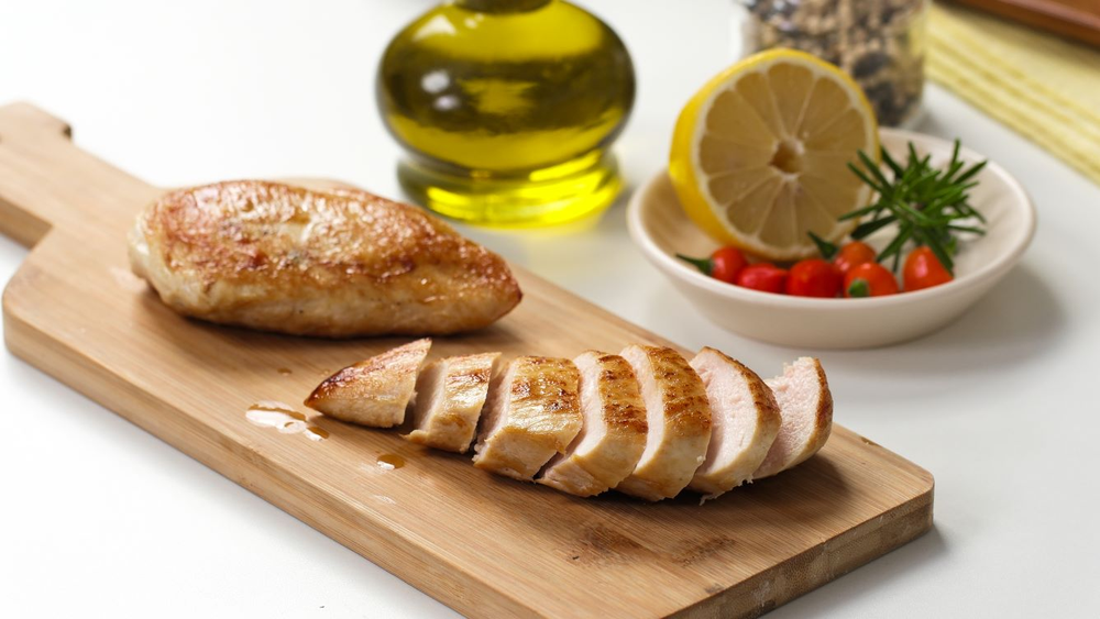 Peito de frango suculento, macio e saboroso: veja dicas de preparo
