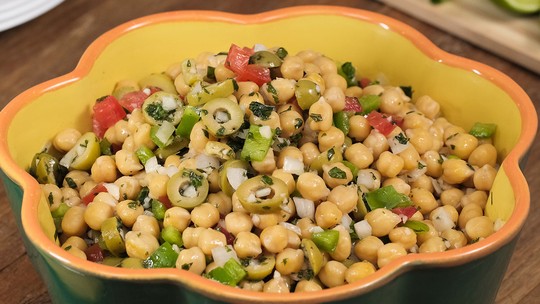 Salada de Grão-de-Bico, uma refeição completa e nutritiva.