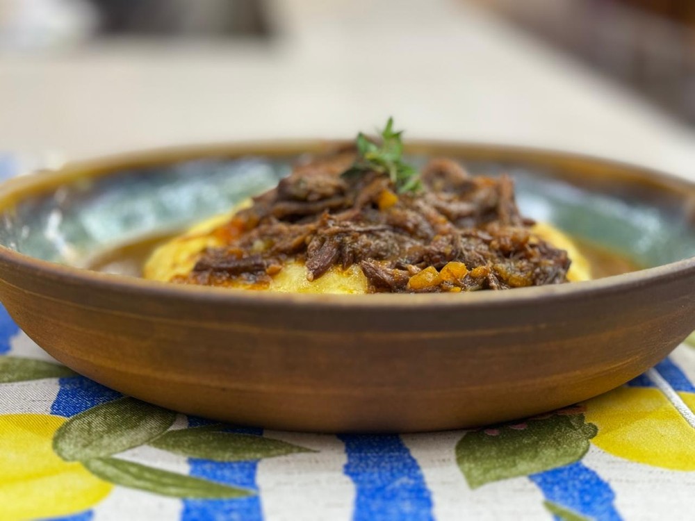 Ragu de fraldinha com polenta cremosa