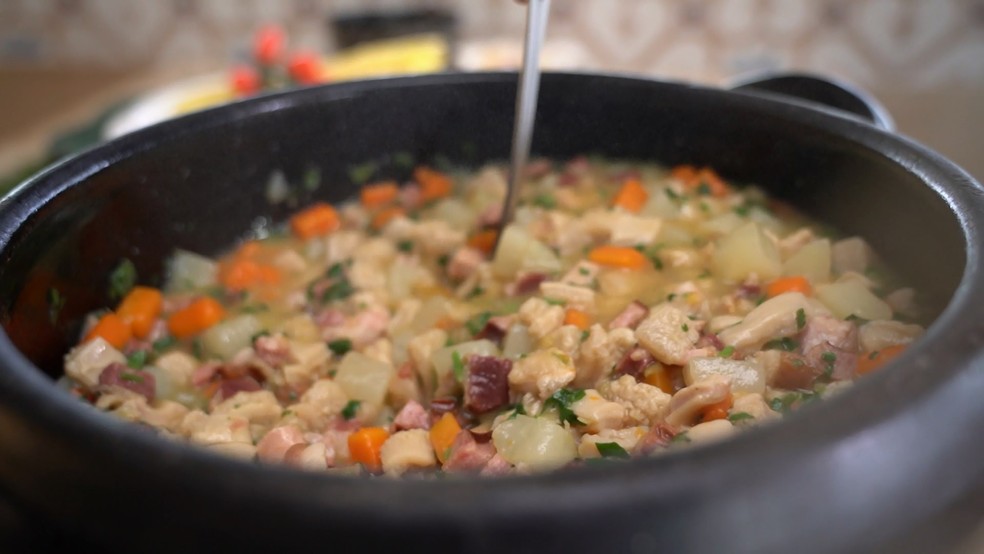 Deliciosa Dobradinha da Fazenda com charque, bacon e legumes