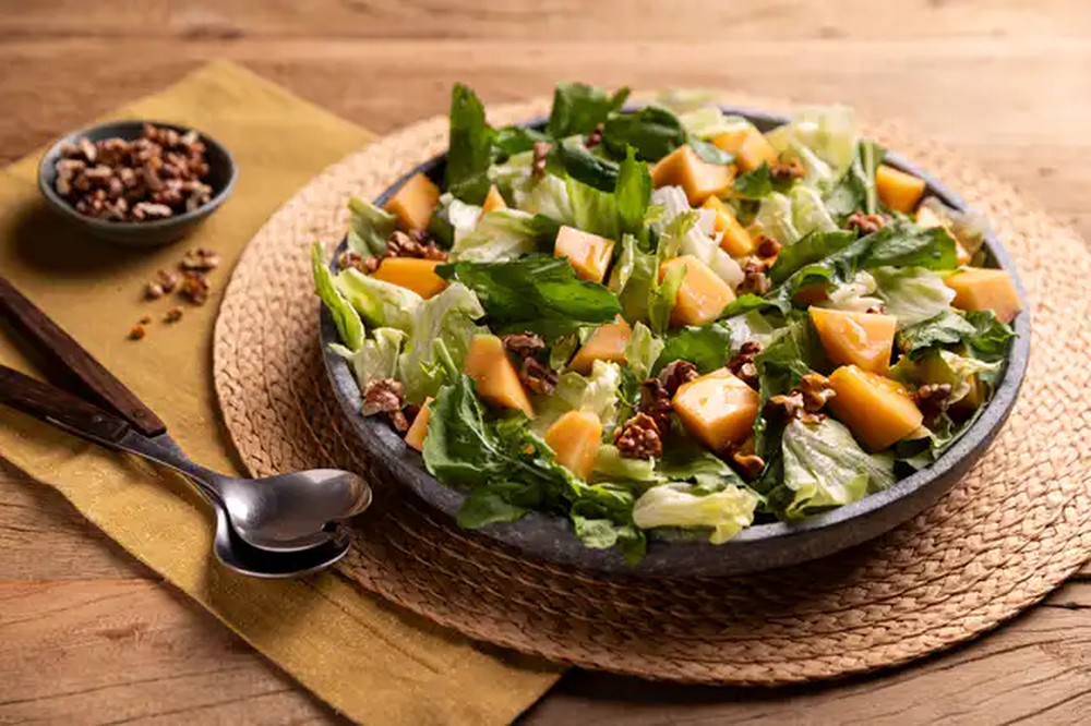 Salada de melão com folhas verdes