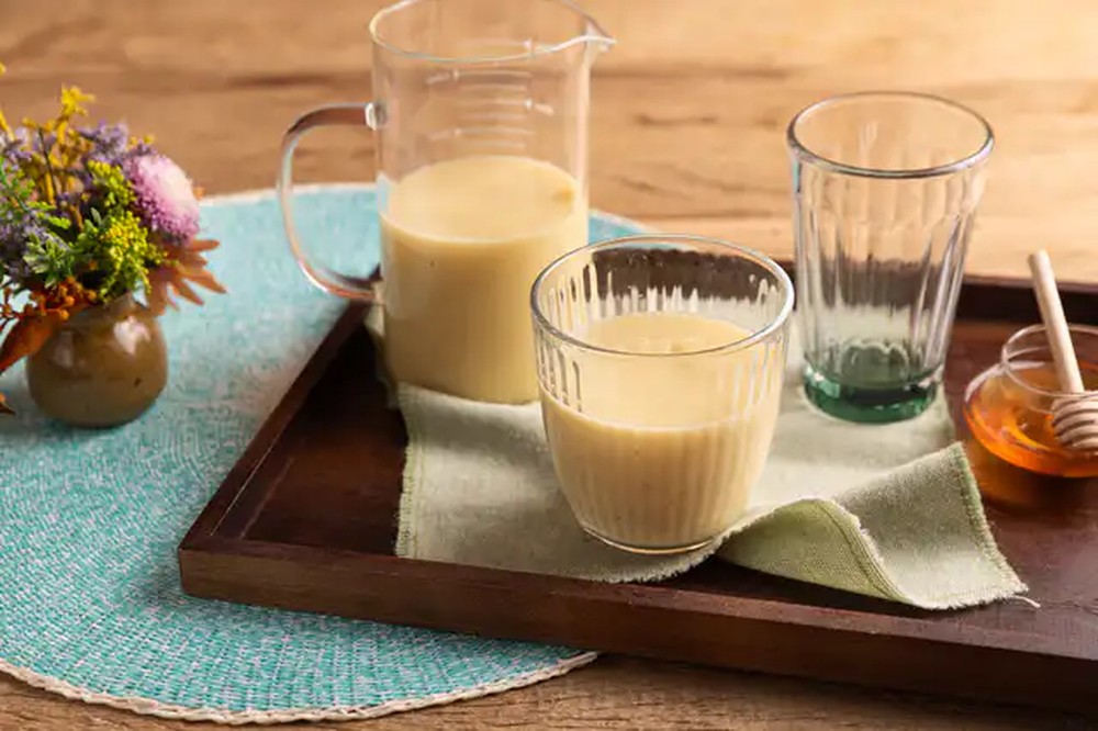 Smoothie de banana com leite de coco e manga