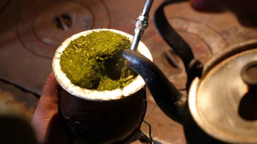 Passo a passo para preparar 2 bebidas com erva-mate: chimarrão e tererê