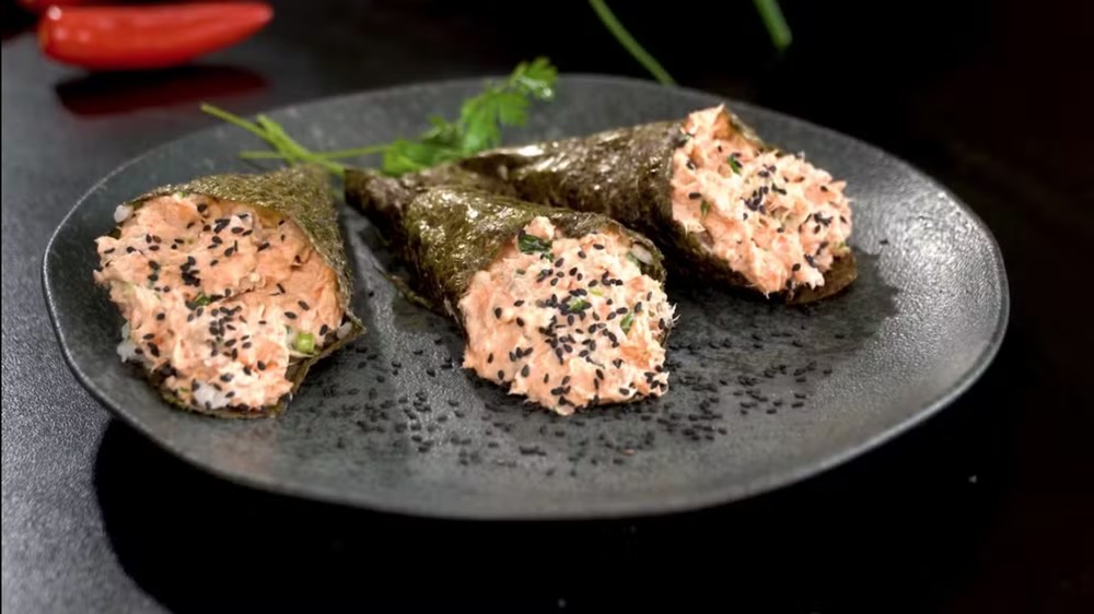 Zé Almiro ensina como fazer um temaki de salmão