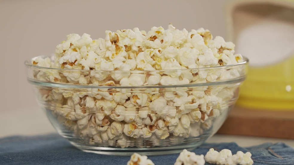Este é o jeito certo para fazer todos os milhos da pipoca estourarem — Foto: Receitas