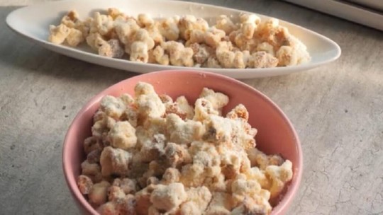 Pipoca doce com leite em pó em uma tigela grande