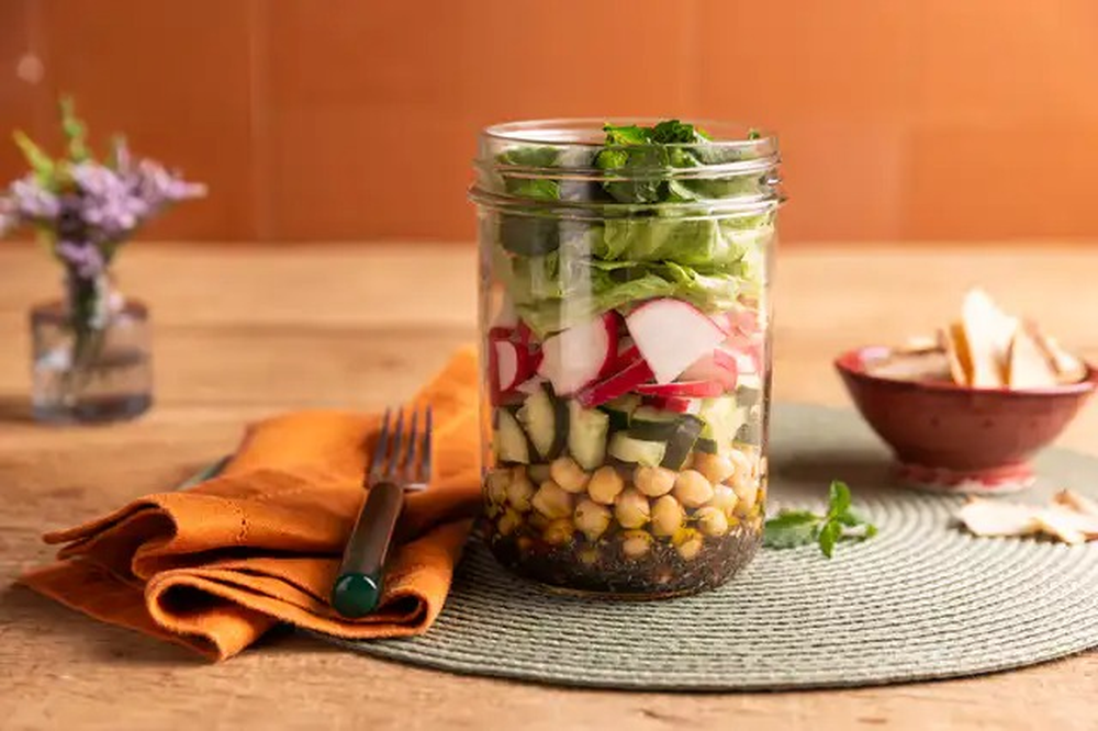 Salada fatuche com grão-de-bico