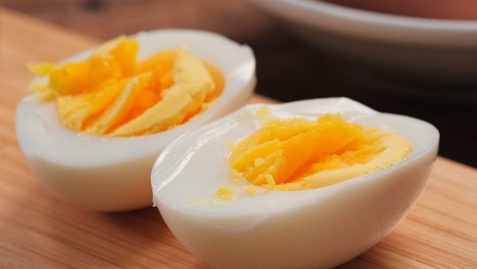 Ovo cozido, uma fonte de proteína acessível e versátil para a dieta.